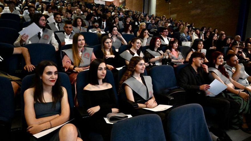 Una treintena de graduados en Comunicación Audiovisual recibieron ayer sus diplomas.