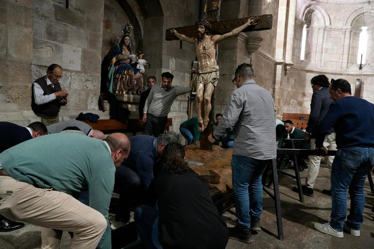 GALERÍA | Los hermanos de las Siete Palabras preparan el Cristo de la Agonía para la procesión del Martes Santo