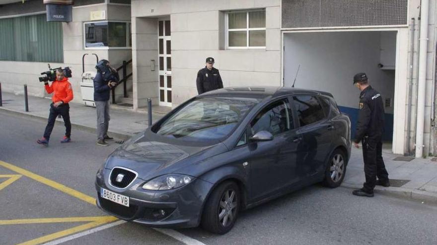 El coche en el que el menor fue trasladado desde la comisaría de Marín a los juzgados de Pontevedra.