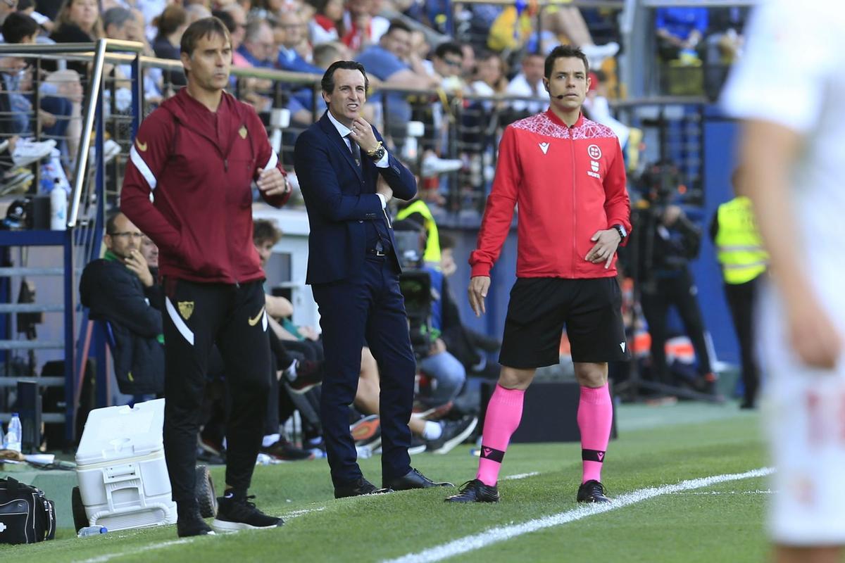 VILLARREAL, 08/05/2022.- El entrenador del Villarreal Unai Emery, y el entrenador del Sevilla Julen Lopetegui, durante el partido de la jkornada 35 en el estadio de La Cerámica.- EFE/Domenech Castelló