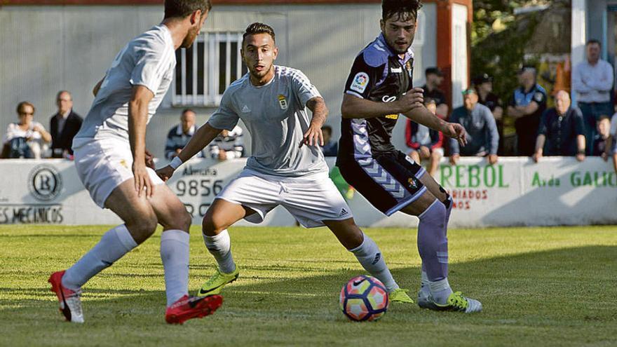 Varela, en el centro, durante el partido del Oviedo ante el Valladolid disputado en Luarca.