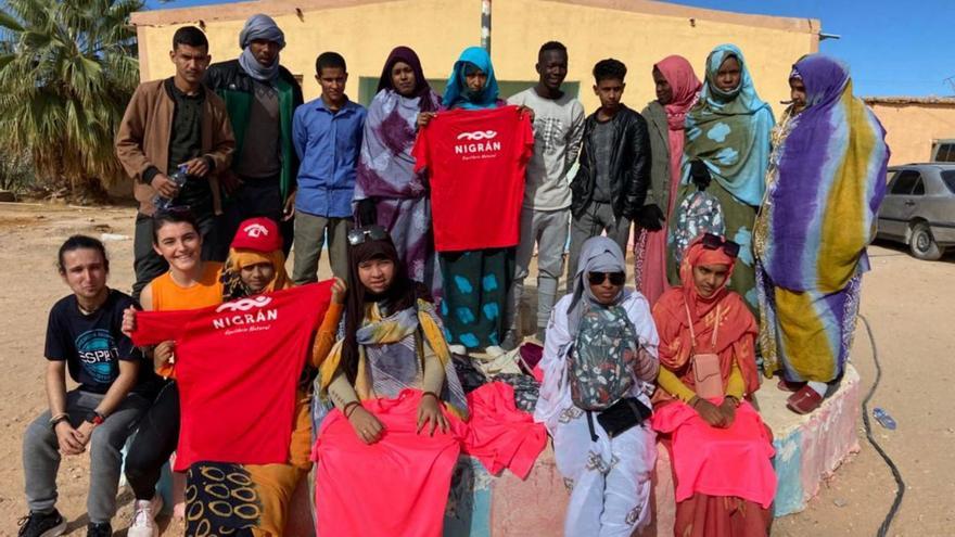 La concejala de Deportes de Nigrán, Sara Penedo (2ª izq.), con mujeres participantes en el taller de iniciación al deporte y algunos hombres en el campamento de refugiados en Tinduf, Argelia.   | // D.P.