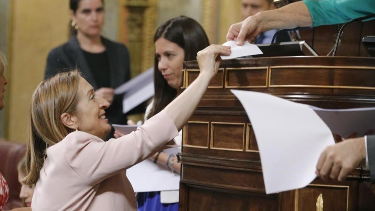 Ana Pastor entrega su voto durante la sesión constitutiva de las Cortes Generales.