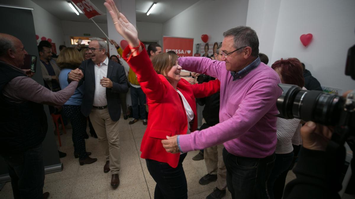 Abascal se abraza a Tarrés para celebrar el primer triunfo del PSOE en solitario en el Senado.