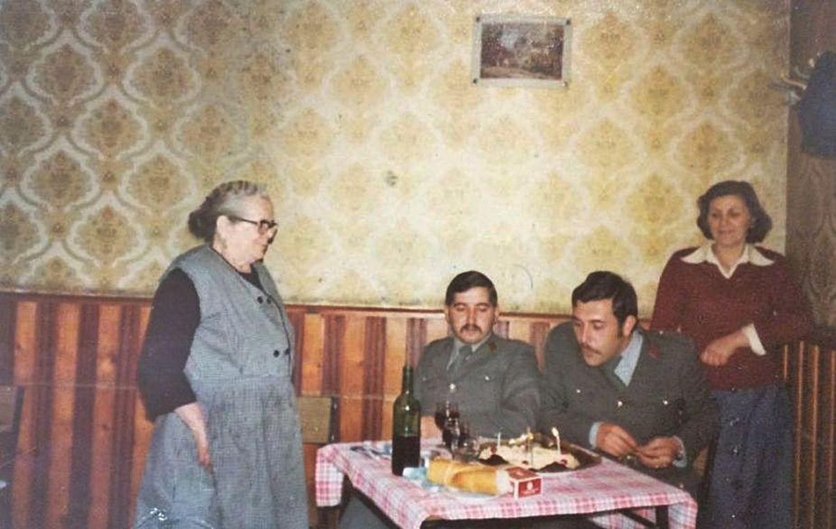 Una imagen de principios de la década de 1940, con el lugar original de la barra. A la derecha, los fundadores: Juan Antonio y Victorina. El segundo por la izquierda, su hijo Constante. | // ARCHIVO FAMILIAR
