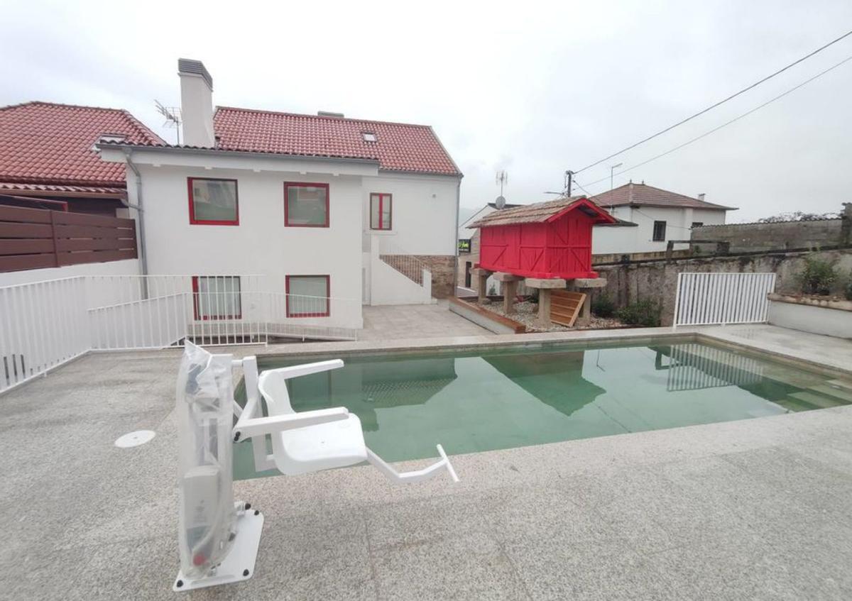 La piscina también adaptada, en la parte trasera. | Santos álvarez