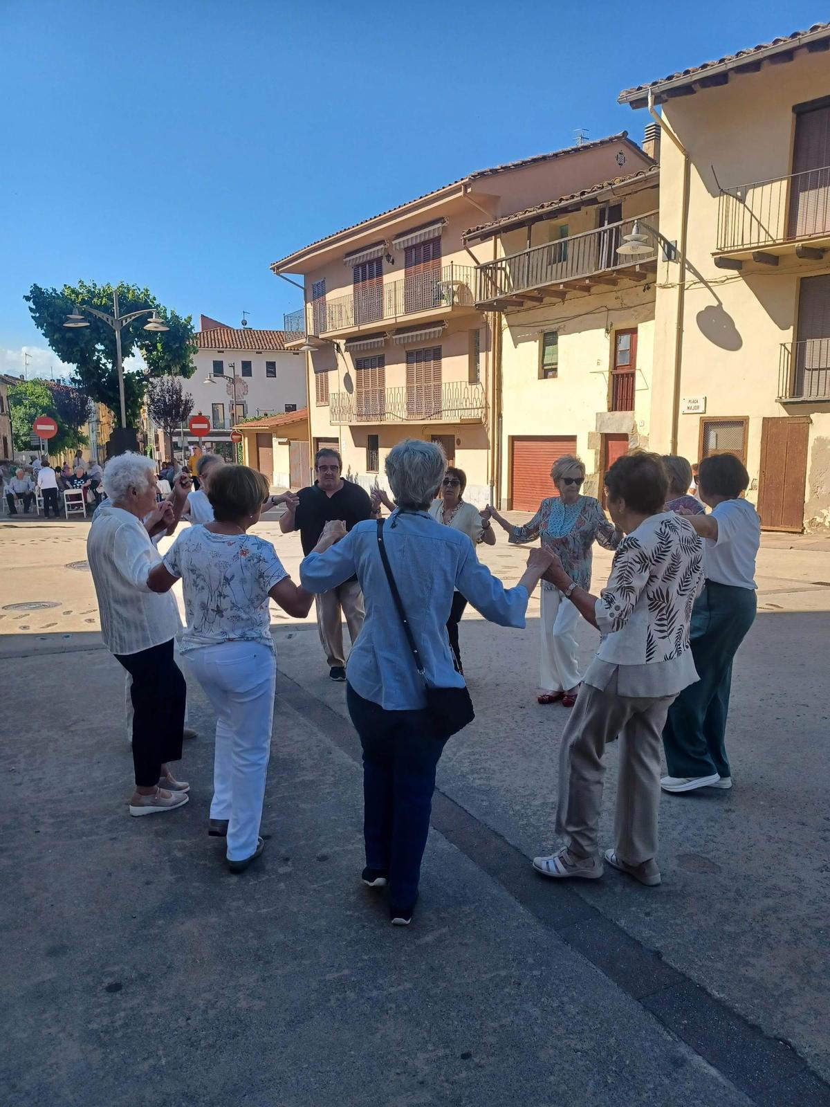 Una rotllana de sardanes durant l’audició de la Cobla La Genisenca a la plaça Major