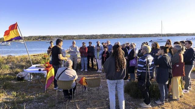 Los asistentes al homenaje a la República escuchan a Artur Parrón leer el manifiesto. | P.M.V.