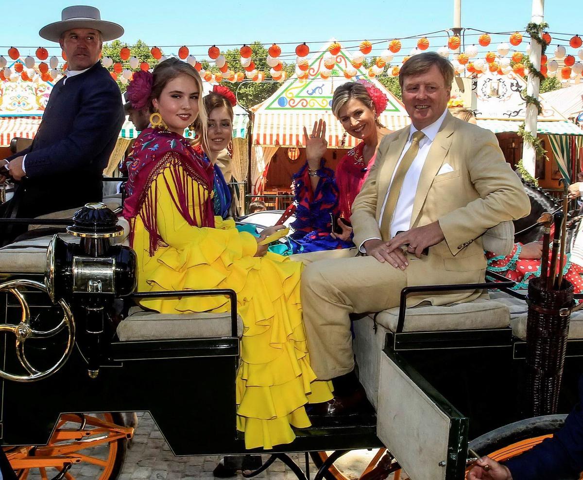 GRAF8087. SEVILLA, 10/05/2019.- Los Reyes de Holanda, Máximo y Guillermo, junto a sus hijas Amalia (1i), Alexia (2i), este viernes durante un paseo en coche de caballos por la Feria de Sevilla. EFE/Juan Alonso