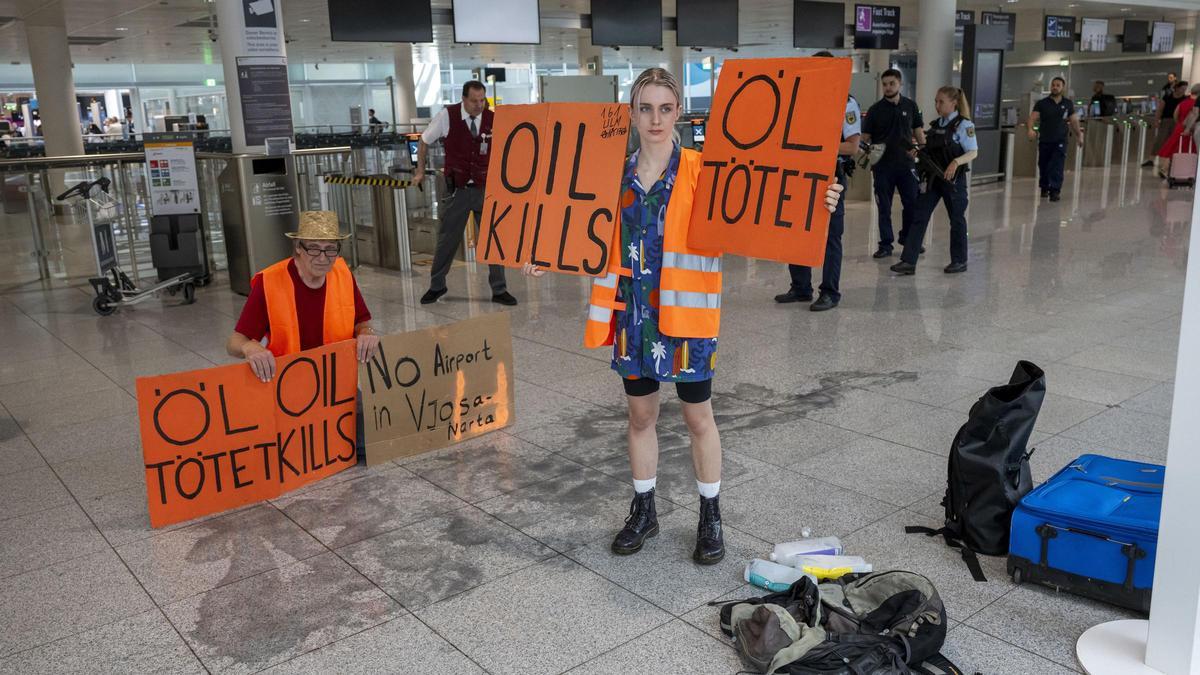 Una protesta climática de Last Generation paraliza la actividad en varios aeropuertos alemanes. En la foto, activistas en Múnich.