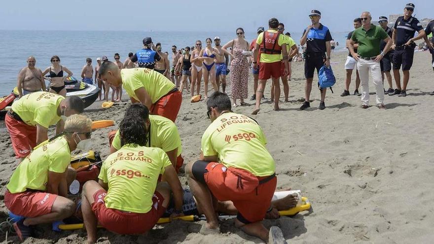 Rescatan a un ladrón que había robado un bolso en Torremolinos y se había lanzado al agua para huir