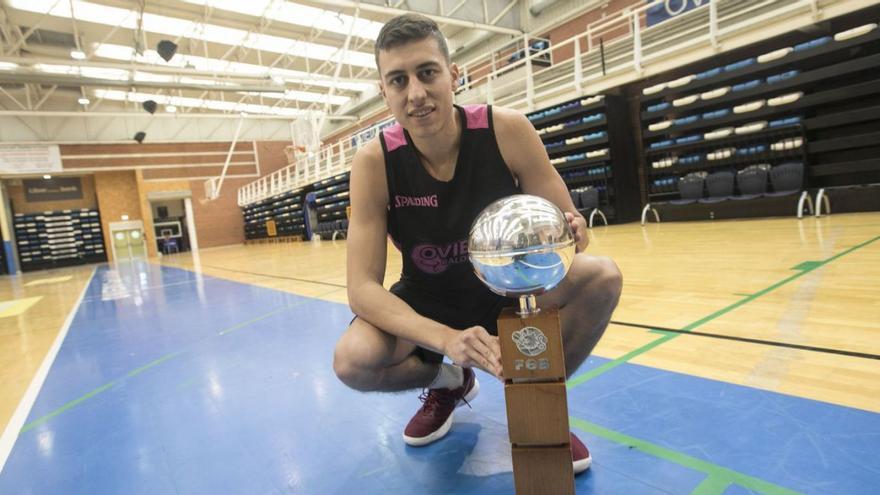 Fabio Santana posa con el trofeo de la Copa Princesa. | Miki López