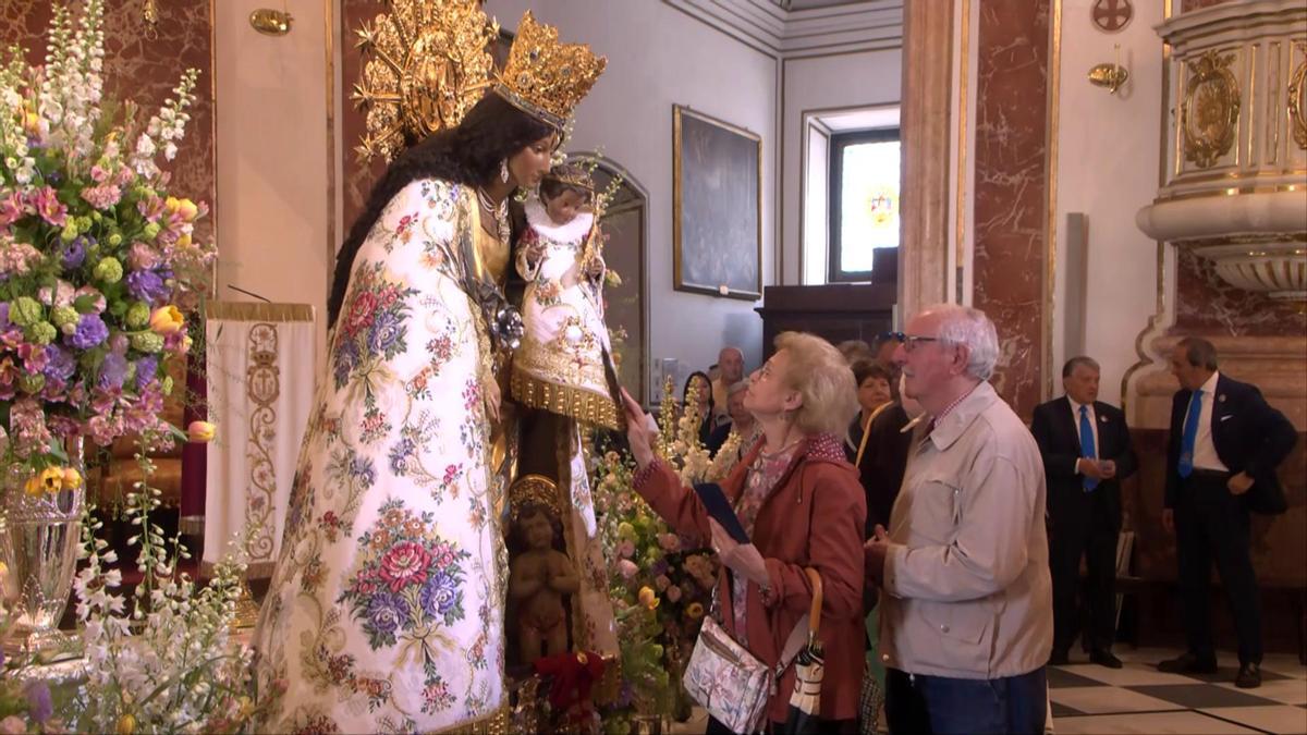 Multitudinario besamanos a la Virgen a pesar de la lluvia