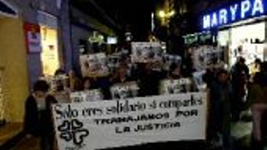 Una marcha solidaria arropa a los sintecho