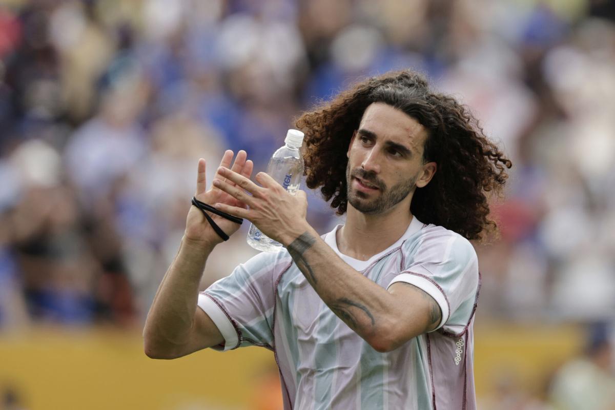Marc Cucurella aplaude a los aficionados tras el partido de semifinales ante Fluminense