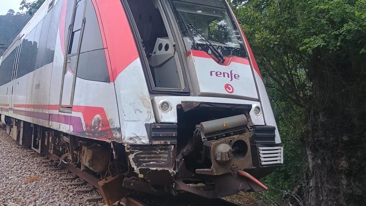 Estado en que quedó el tren de FEVE.