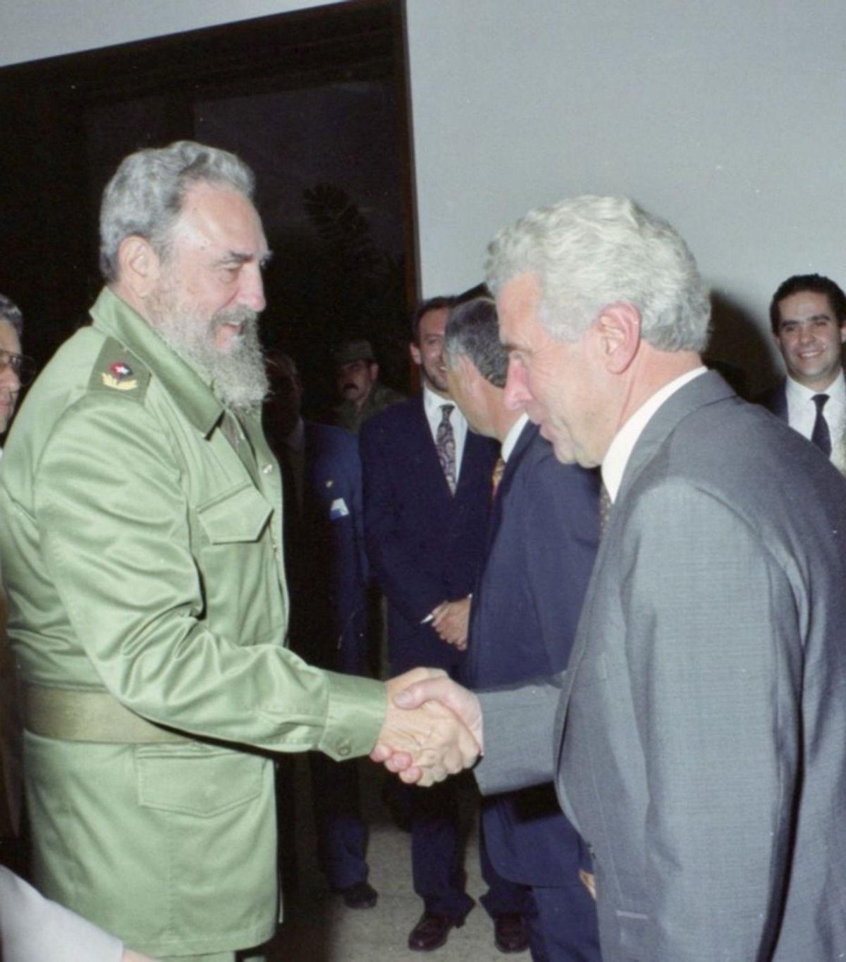 Manuel Lamazares estrecha la mano de Fidel Castro. | Bernabé