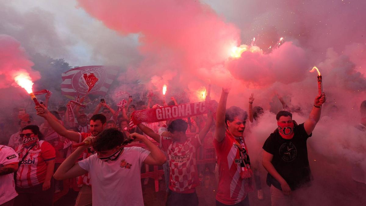 L'afició durant l'arribada dels autobusos dels jugadors del Girona