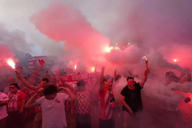 L'afició durant l'arribada dels autobusos dels jugadors del Girona