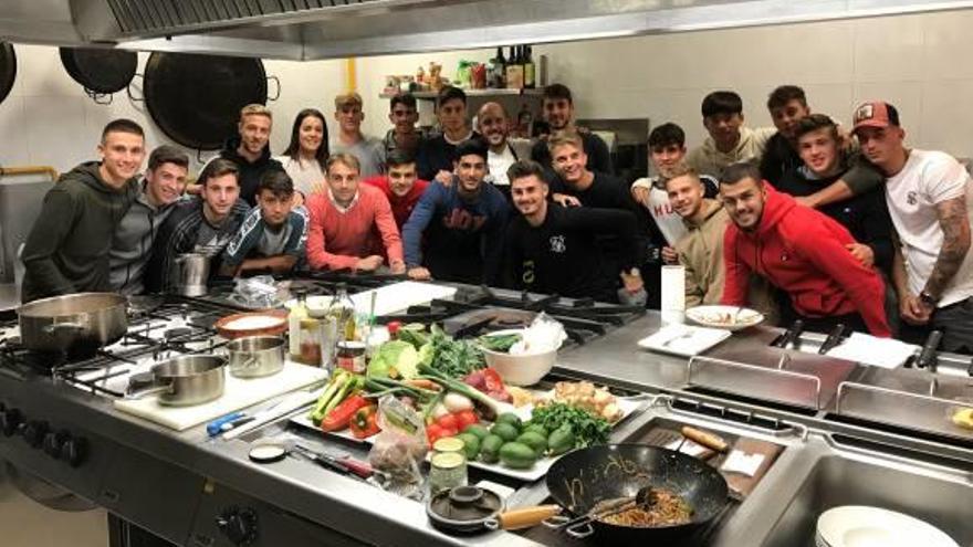 Los jugadores del juvenil A participaron en un Taller de Alimentación y Cocina.