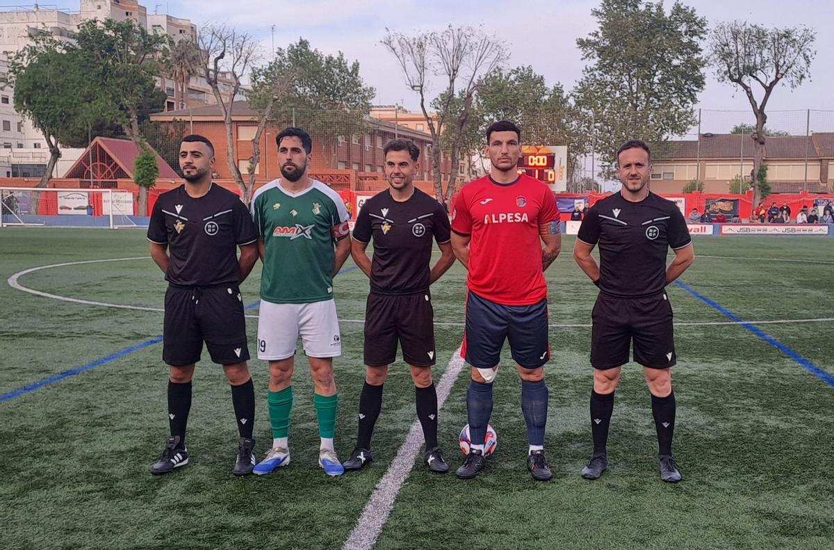 Los capitanes y el trío arbitral, antes del partido Tavernes vs Novelda