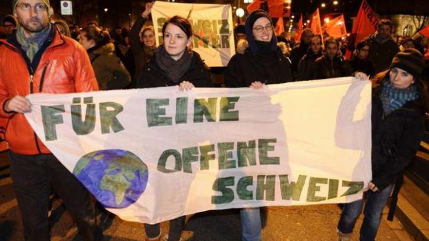 Suizos manifestándose a favor de una Suiza &quot;abierta&quot; el domingo, día del referéndum.  // Efe / Steffen Schmidt