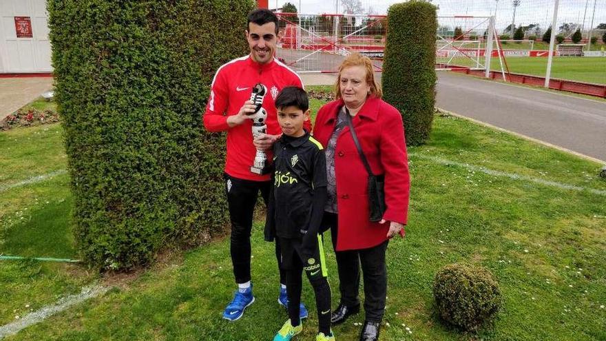 La peña sportinguista Portería Sur entrega a Carlos Castro su trofeo anual