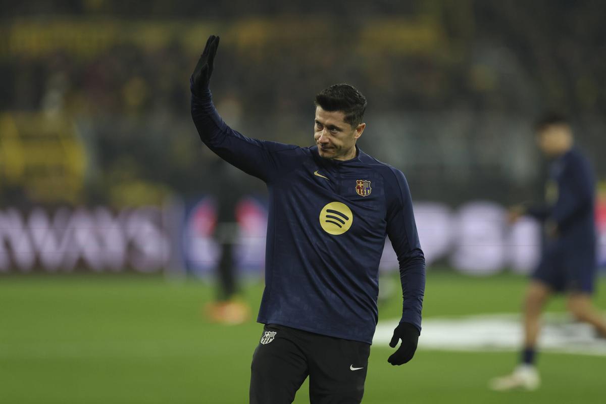 Lewandowski, en el calentamiento antes de enfrentarse al Dortmund