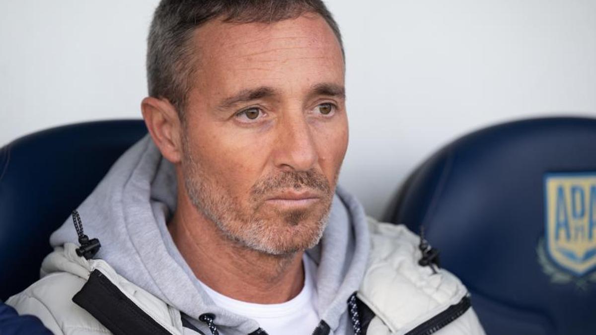 El entrenador del Deportivo, Óscar Cano, en el banquillo durante un partido del Dépor.