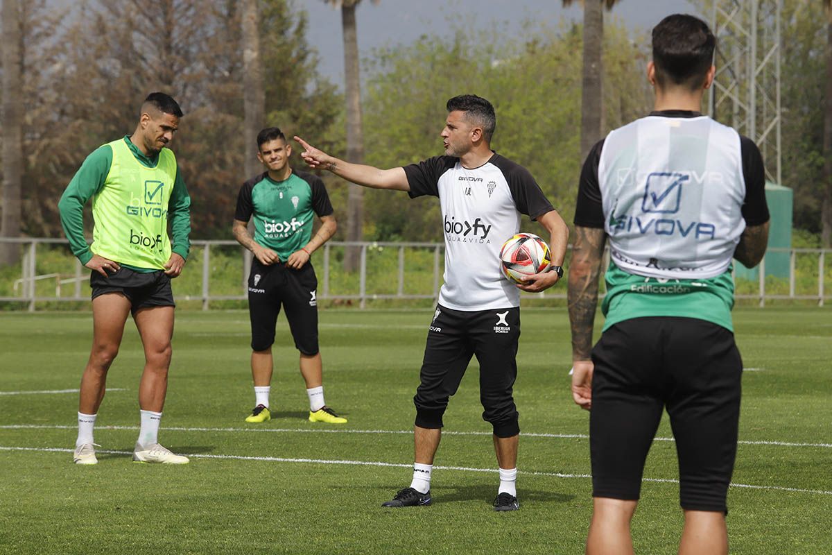 El Córdoba CF y su gran ambiente en el entrenamiento, en imágenes