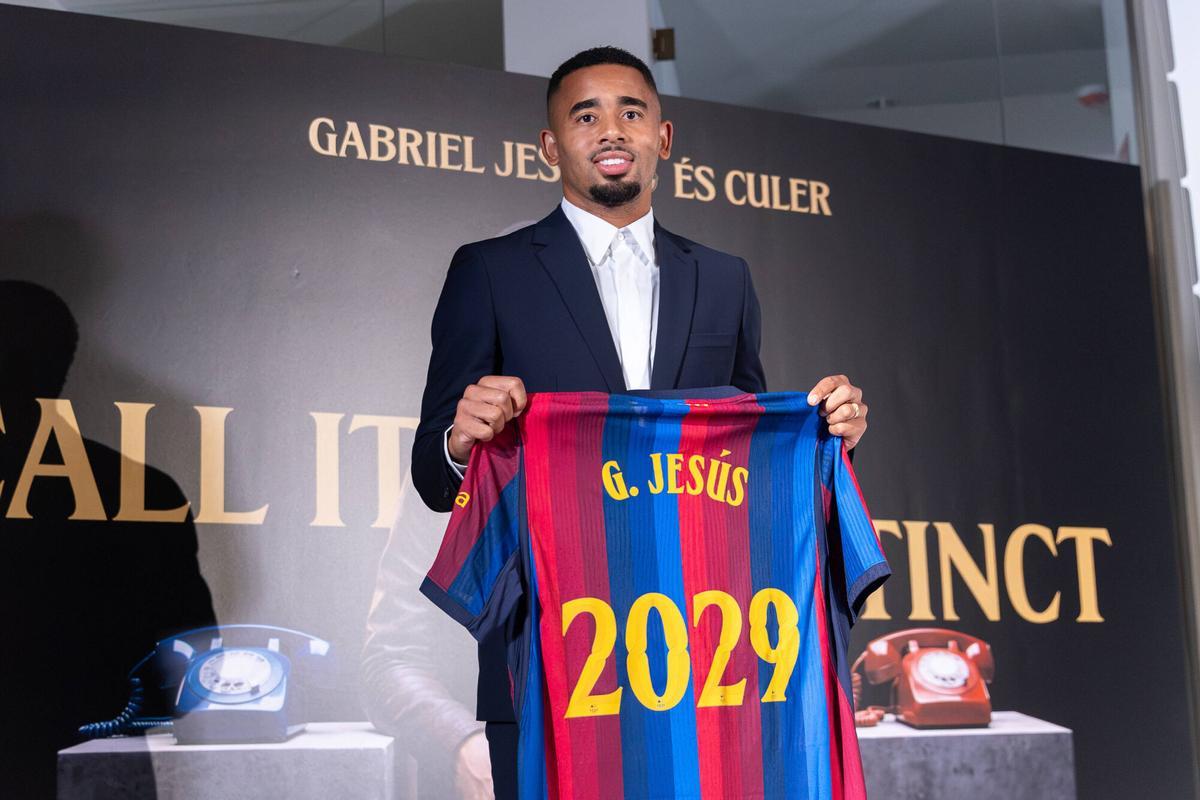 Gabriel Jesús posa con la camiseta del Barça en la Sala Comercial del Camp Nou.