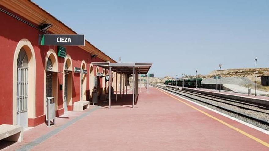 La estación de trenes de Cieza sólo recibe dos trenes de la línea entre Madrid y Cartagena.