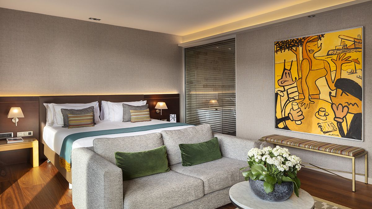 La calidez de la suite se completa con piezas originales de arte, como este lienzo de Mariscal