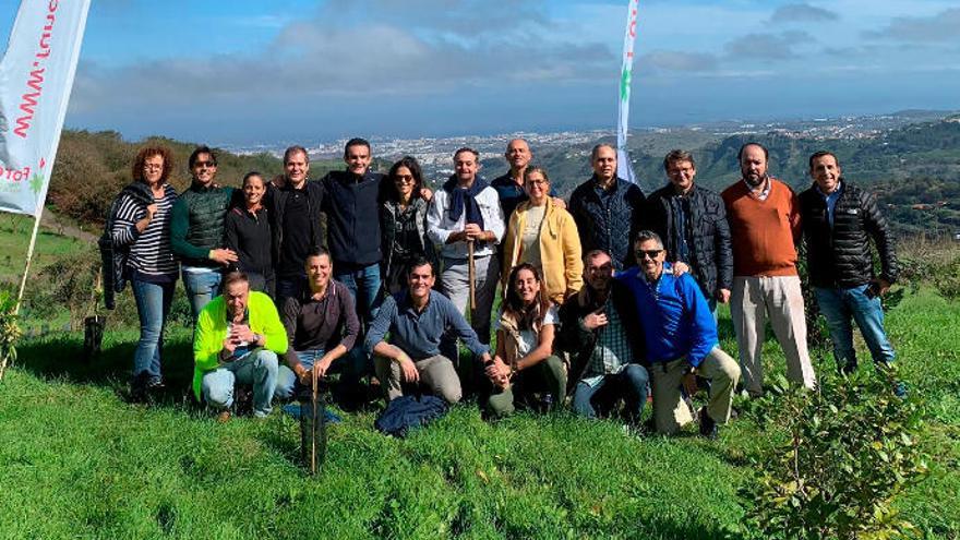 Directivos de BBVA en Canarias durante la jornada de reforestación en Osorio.