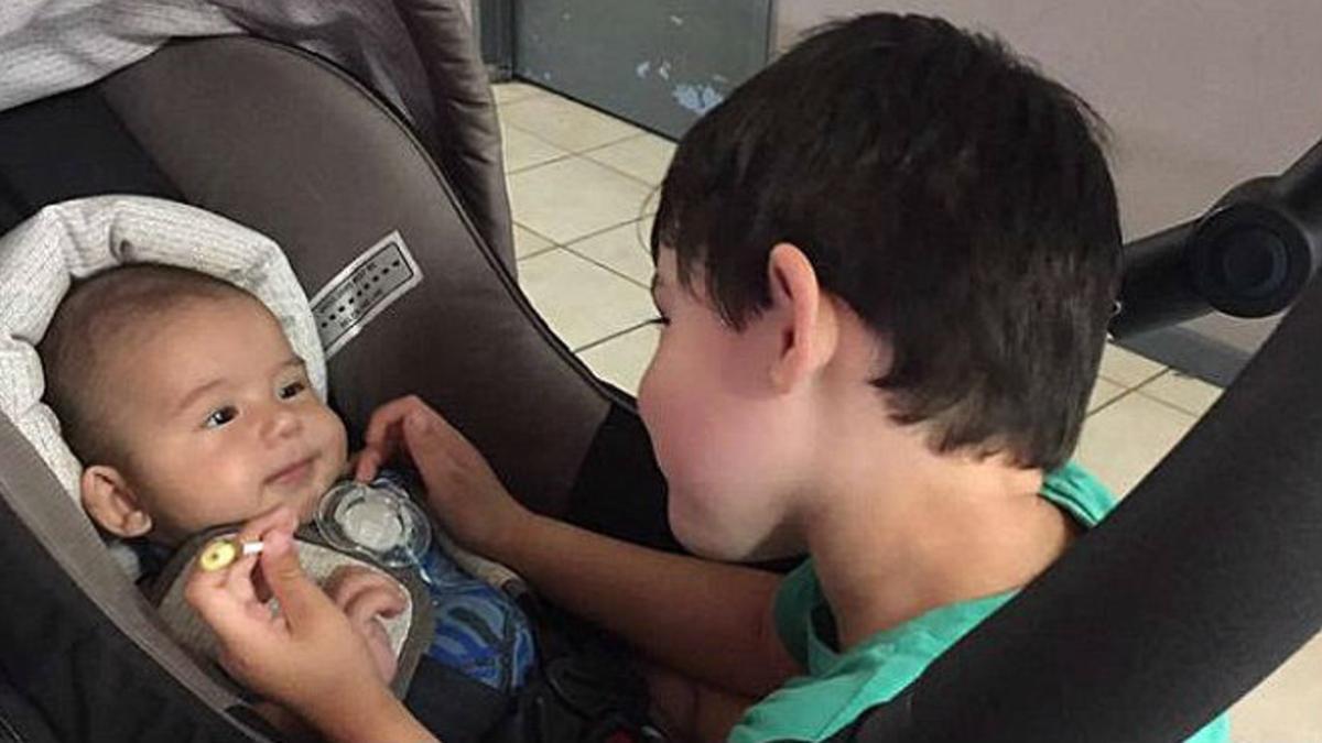 William, un niño de 3 años, con su hermano Thomas, de 4 meses, que padece un cáncer terminal.