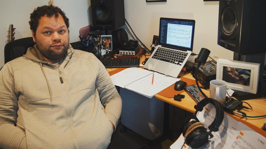 Juanma Trujillo, en su pequeño estudio doméstico