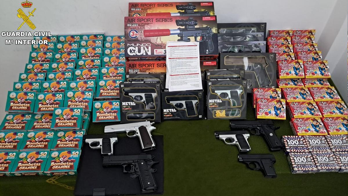 Armas simuladas y material pirotécnico intervenido por la Guardia Civil en la Fira de Campos.