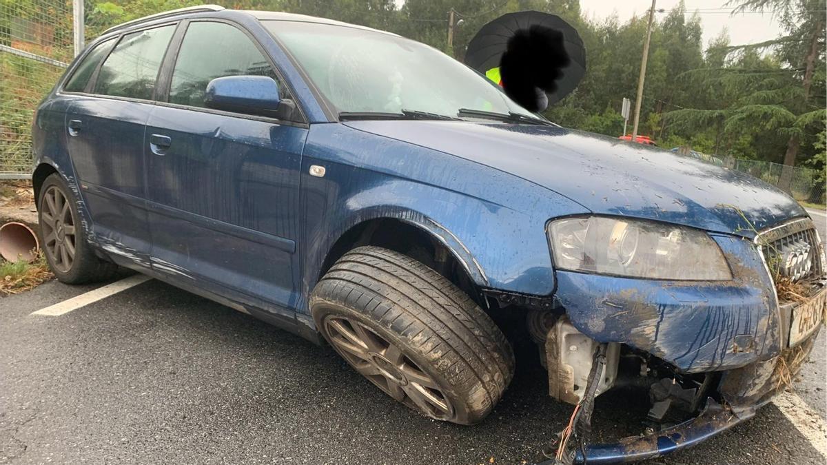 Vehículo accidentado en la carretera de Sanamedio, en Beluso.