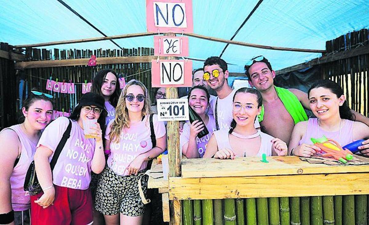 La peña "Aquí no hay quien viva" decoró su caseta con proclamas feministas como el repetido "No ye No".