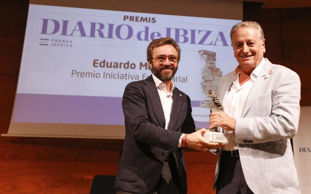 Aitor Moll, consejero delegado de Prensa Ibérica, entregó el premio a Eduardo Mayol. | J.A. RIERA