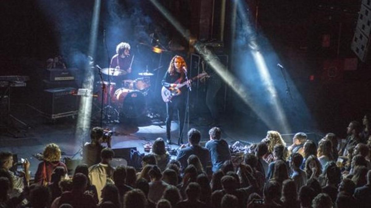 Un momento de la actuación de Núria Graham en el recital 'Som refugi', en la sala Apolo.