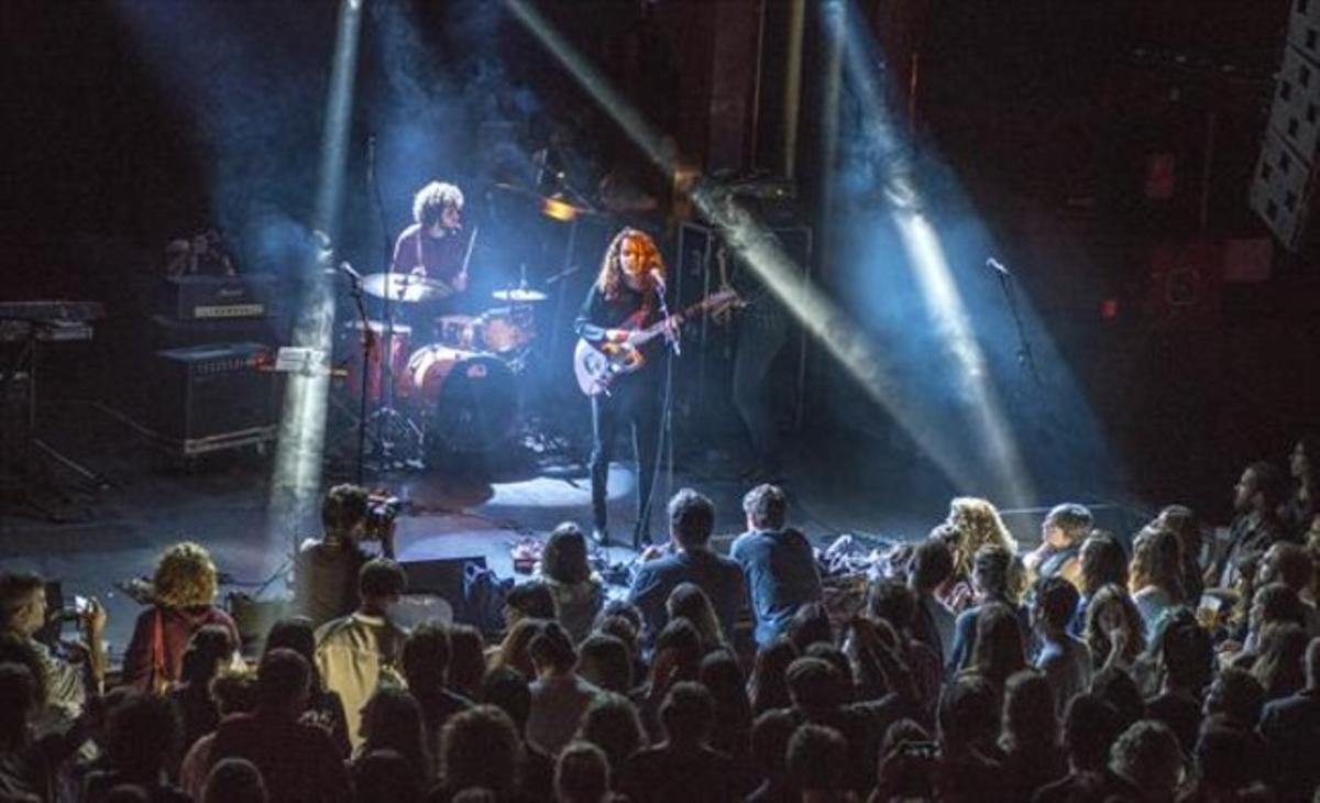 Un moment de l’actuació de Núria Graham en el recital ’Som refugi’, a la sala Apolo.