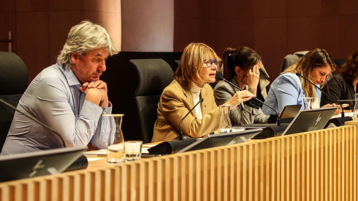 De izquierda a derecha: DIonís Guiteras (ERC), Lluïsa Moret (PSC), Marta Farrés (PSC) y Candela López (ECP), durante un Pleno de la Diputación de Barcelona.