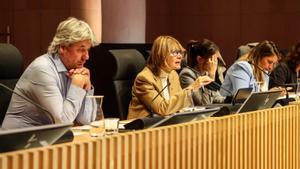 De izquierda a derecha: DIonís Guiteras (ERC), Lluïsa Moret (PSC), Marta Farrés (PSC) y Candela López (ECP), durante un Pleno de la Diputación de Barcelona.