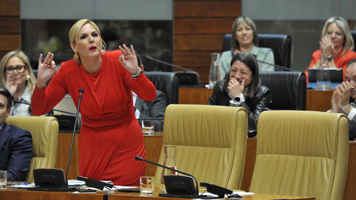 La consejera de Hacienda y Administración Pública, Elena Manzano, en el pleno de este jueves. Al fondo, la bancada popular.