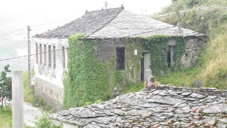 Escuela de Bullaso, en Illano, que los vecinos pretenden rehabilitar.