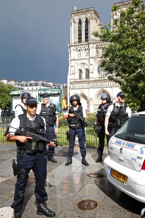 Ataque a un policía en Notre Dame