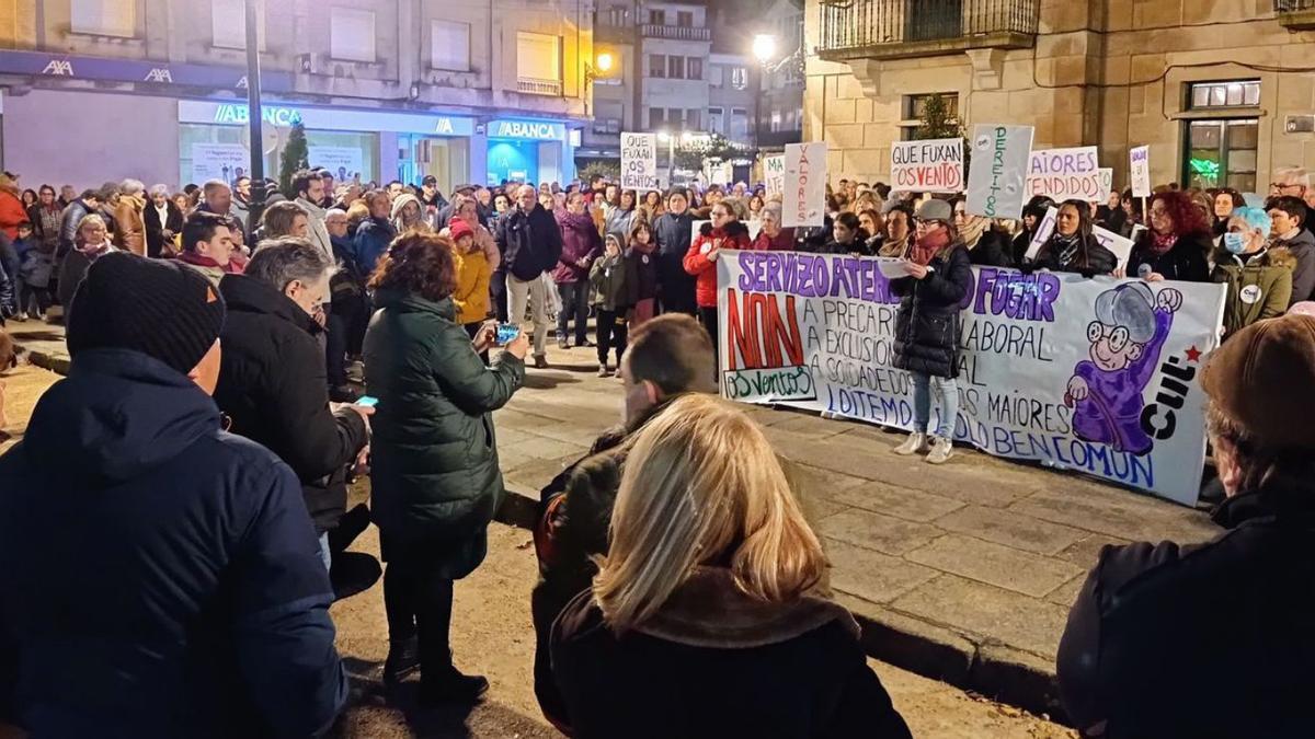 Manifestación en apoyo a las trabajadoras del Servizo de Axuda no Fogar de Redondela. 24 enero 2023.