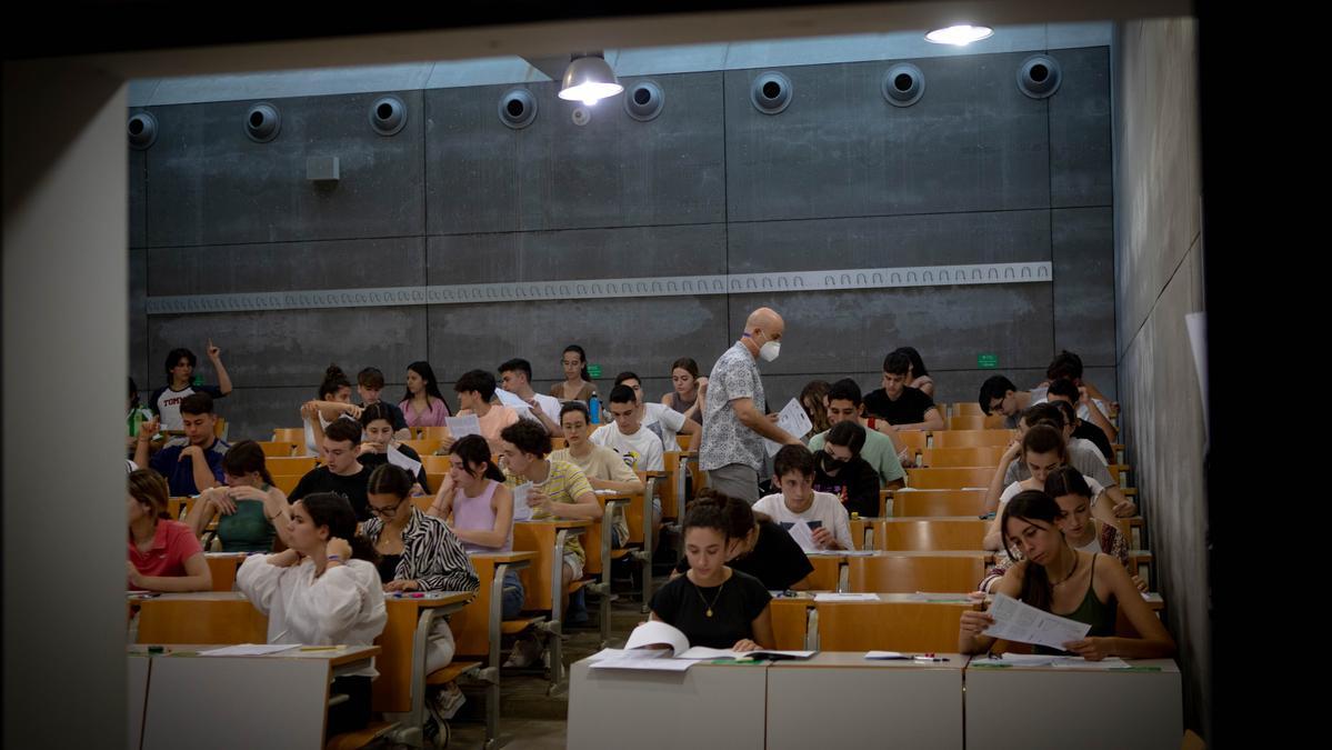 Estudiantes de 2º de Bachiller, durante las pruebas de la EBAU en 2022.