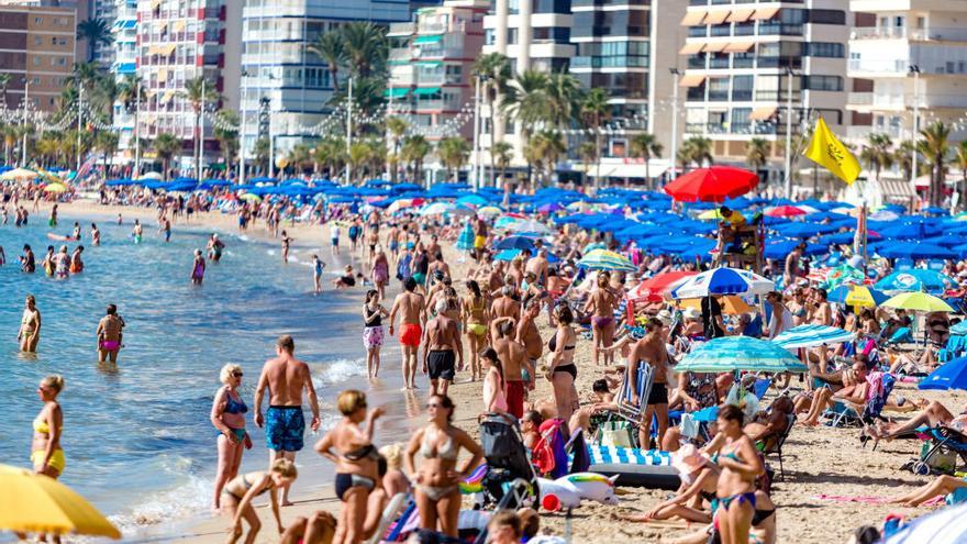 Turistas en la playa de Levante de Benidorm, ayer festividad de Todos los Santos